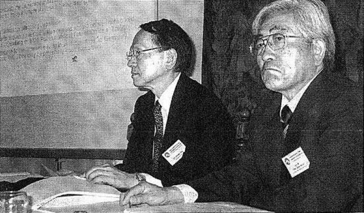Ambasador Japonii Masaaki Ono (z lewej) i prof. Teruji Suzuki